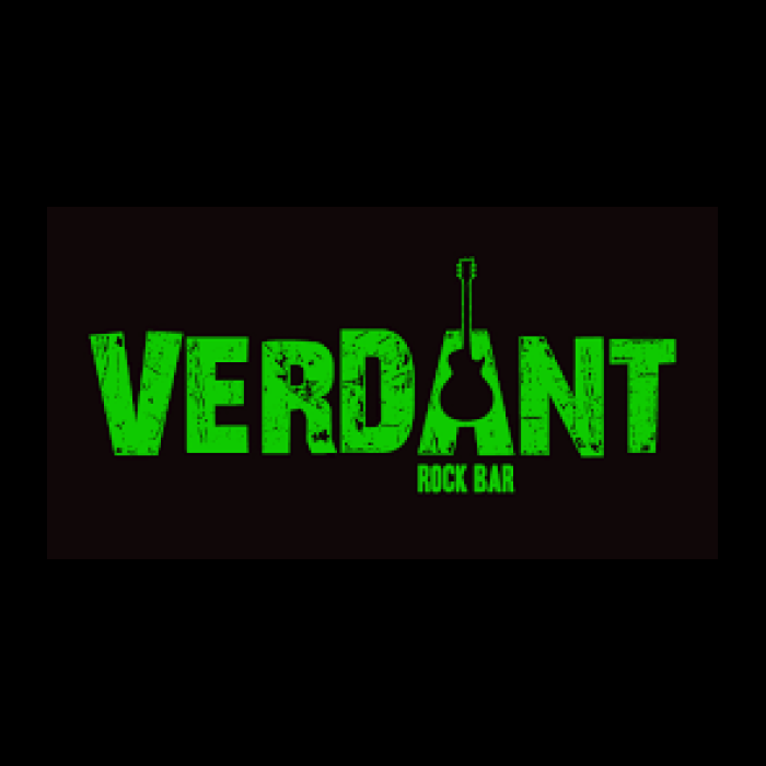 La imagen muestra un logotipo con el texto "VERDANT ROCK BAR". La palabra "VERDANT" está en letras mayúsculas grandes que dominan la parte superior de la imagen. Las letras tienen una apariencia texturizada, que recuerda al follaje verde o un patrón que sugiere una sensación natural u orgánica. Debajo de "VERDANT", las palabras "ROCK BAR" están escritas en una fuente más pequeña y sencilla, lo que indica el tipo de establecimiento que representa este logotipo. La combinación de colores general es un verde monocromático, que se alinea con el nombre "VERDANT", que significa verde, exuberante y próspero. El logotipo probablemente simboliza una atmósfera vibrante y enérgica, posiblemente con un tema relacionado con la naturaleza, la música o ambas. El fondo es negro sólido, lo que hace que el texto verde se destaque nítidamente.