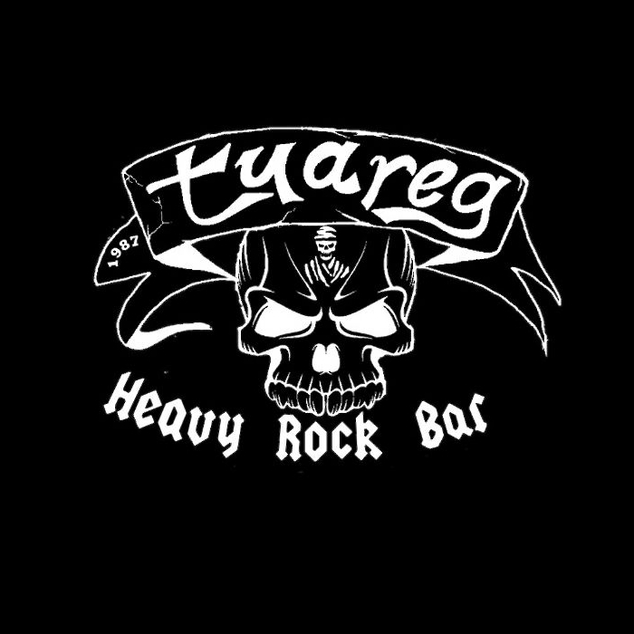 Fondo negro en el centro hay una cinta que hay escrito "tuareg" en blanco y debajo hay el contorno de una calavera que resalta los ojos color blanco y debajo con estilo letras motoristas "heavy rock bar"