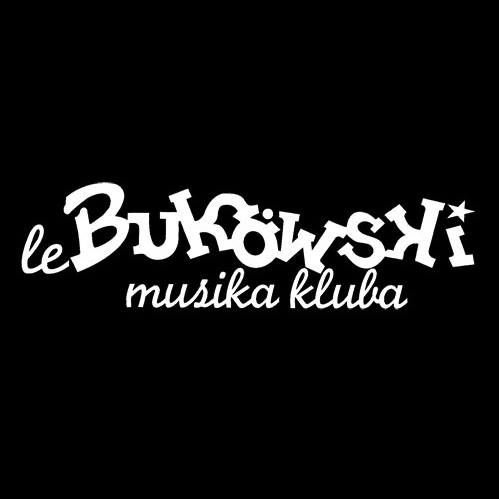 Fondo negro con letras blancas. "Le" escrito con tipografía script, "Bukowski" es un lettering con letras parecidas a las vascas pero desordenadas y debajo hay escrito "musika kluba" con la misma tipografía script