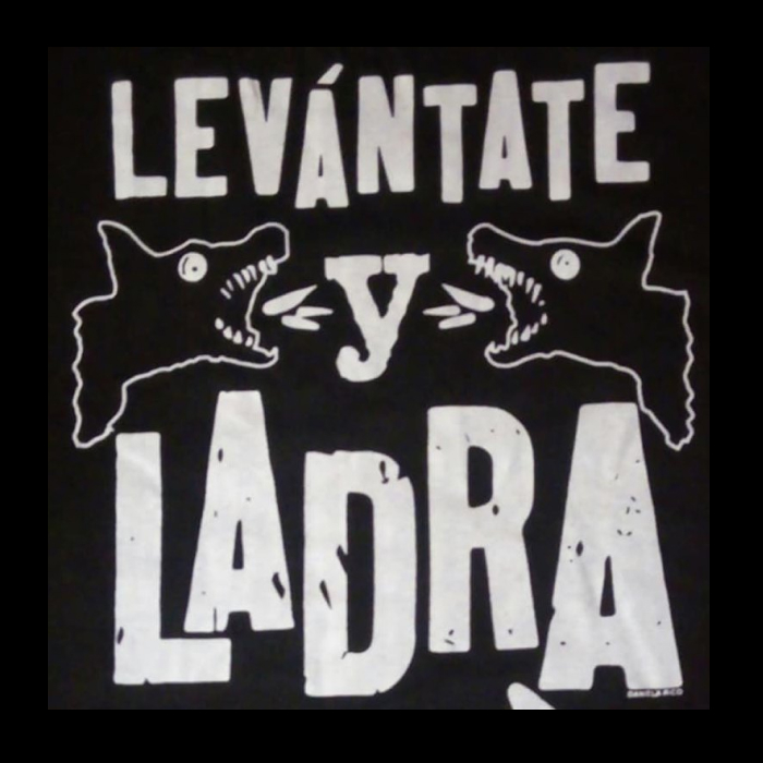 fondo negro y hay escrito con tipografía cuadrada "Levántate" en la otra línea está la silueta de dos perros ladrando y en medio de los dos hay "y" con la misma tipografía, y abajo con mayor tamaño de letras está escrito "ladra"