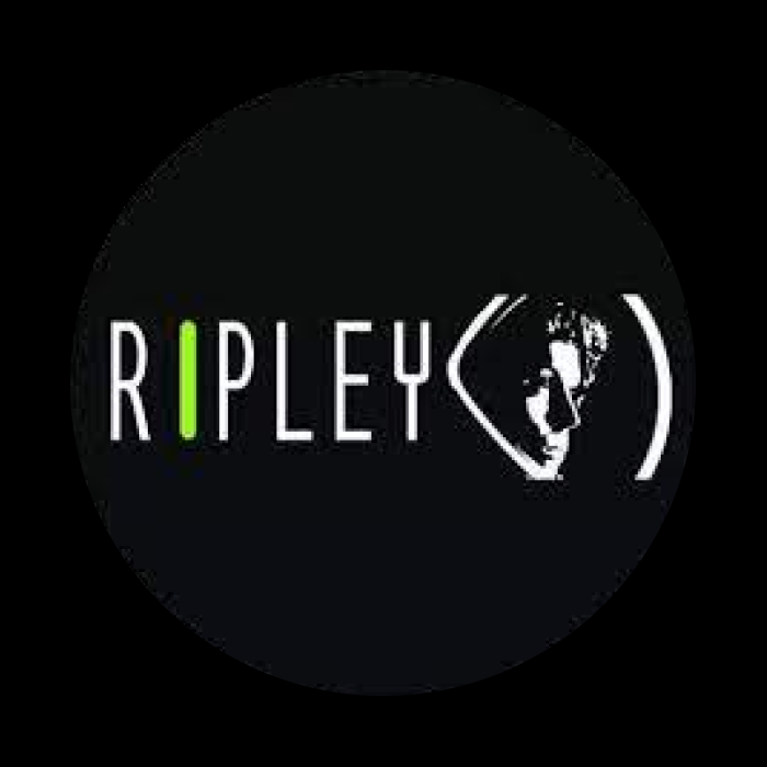 La imagen muestra un diseño gráfico con un fondo negro circular. Sobre este fondo se destaca la palabra "RIPLEY" en letras mayúsculas y de color blanco. Cada letra de "RIPLEY" es de un color distinto, creando un efecto arcoíris que va del verde en la "R", pasando por otros colores, hasta llegar al rojo en la "Y". A la derecha de la palabra, hay dos paréntesis que encierran el perfil estilizado de un rostro humano mirando hacia la derecha. Este perfil está realizado en un solo trazo continuo y es de color blanco. La imagen tiene un estilo minimalista y moderno, y el uso del perfil dentro de los paréntesis podría sugerir un enfoque en lo individual o personal, o quizás una referencia a la comunicación o a la tecnología debido al parecido con un símbolo de código en programación.