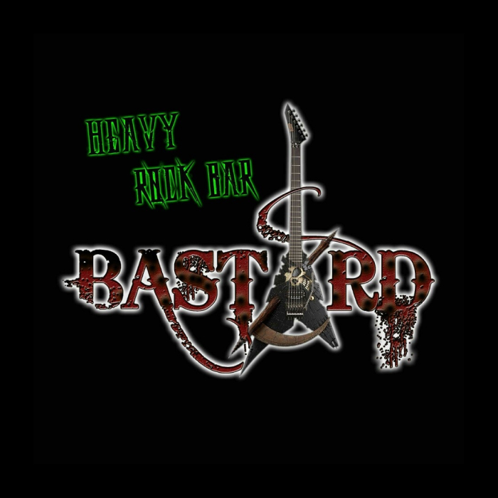 Fondo negro. Letras con estilo metal en verde y un poco en diagonal ascendente "Heavy rock bar" y debajo eb letras más metalicas y de color negro y rojo desgastado "Bastard" y la segunda letra de bastard es una guitarra en forma de triangulo, negra y desgastada