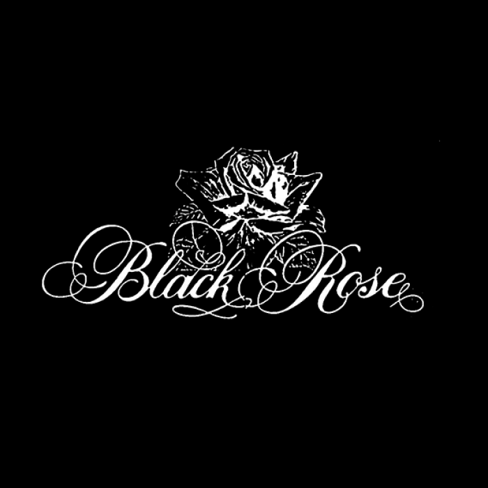 La imagen muestra un logotipo elegante y estilizado que dice "Black Rose". El texto está escrito en una fuente cursiva y fluida que sugiere sofisticación y elegancia. Sobre el texto, hay una imagen detallada de una rosa, que es un símbolo clásico de belleza y misterio, y el uso de la palabra "Black" podría sugerir un toque de sofisticación, misterio o incluso rebeldía.  El fondo de la imagen es completamente negro, lo que hace que el blanco del texto y el diseño de la rosa resalten de manera prominente. Este contraste de color da al logotipo un aspecto distintivo y fácilmente reconocible.  El diseño simple pero llamativo podría ser el de un establecimiento nocturno, una tienda de ropa, una marca de perfume o incluso un salón de tatuajes que quiere transmitir una imagen de estilo, exclusividad y un cierto aire gótico o alternativo. La rosa negra, en particular, es un motivo que a menudo se asocia con el amor intenso y la pasión, así como con ciertos subgéneros de la cultura del rock y el metal.