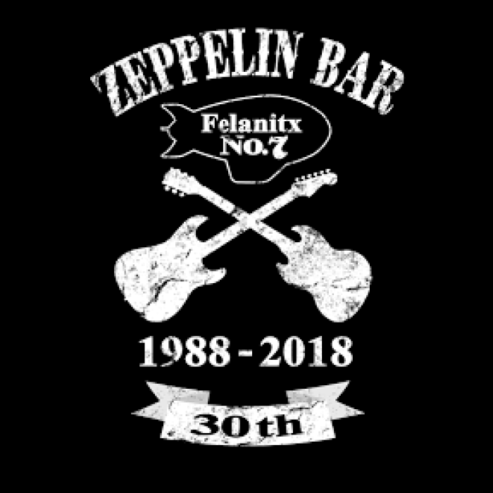 Logo con estetica de Jack Daniel's pero cambiando el texto en el que pone "Zeppelin bar" abajo hay un zeppeling dibujado solo con el contorno y dentro hay escrito "Felanitx No. 7" debajo está la silueta de dos guitarras cruzadas por el brazo. Debajo hay escrito "1988-2018" y debajo "30th"