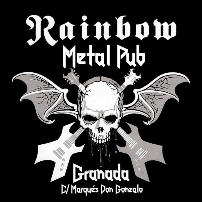 Fondo negro. Arriba centrado hay escrito "Rainbow" con tipografía gótica debajo con tipografía display hay escrito "Metal pub" debajo hay una calavera con cuernos como la cabeza de guitalla y alas de demonio, la calavera chorrea por los dientes y tiene dos guitarras cruzadas. Debajo con la misma tipografía display está escrito "Granada" "C/ Marqués Don Gonzalo"