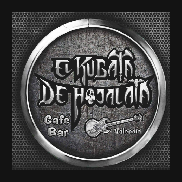 La imagen presenta un logotipo con la frase "El Kubata De Hojalata" en letras estilizadas que recuerdan a la tipografía gótica o de estilo fantástico asociada comúnmente con el heavy metal. El texto está dentro de un círculo con un borde que parece metálico y una textura de fondo que da la impresión de ser madera envejecida o desgastada. Encima del texto hay una calavera pequeña, y debajo una guitarra eléctrica, ambos elementos complementando el tema musical del diseño.  En la parte inferior del círculo, en una tipografía más simple y pequeña, se lee "Café Bar Valencia", indicando la naturaleza y ubicación del establecimiento. La paleta de colores es monocromática, jugando con tonos de gris, blanco y negro, lo que sugiere un enfoque clásico y posiblemente un ambiente con temática de rock o metal. El diseño general transmite una sensación de lugar temático con una fuerte identidad musical.