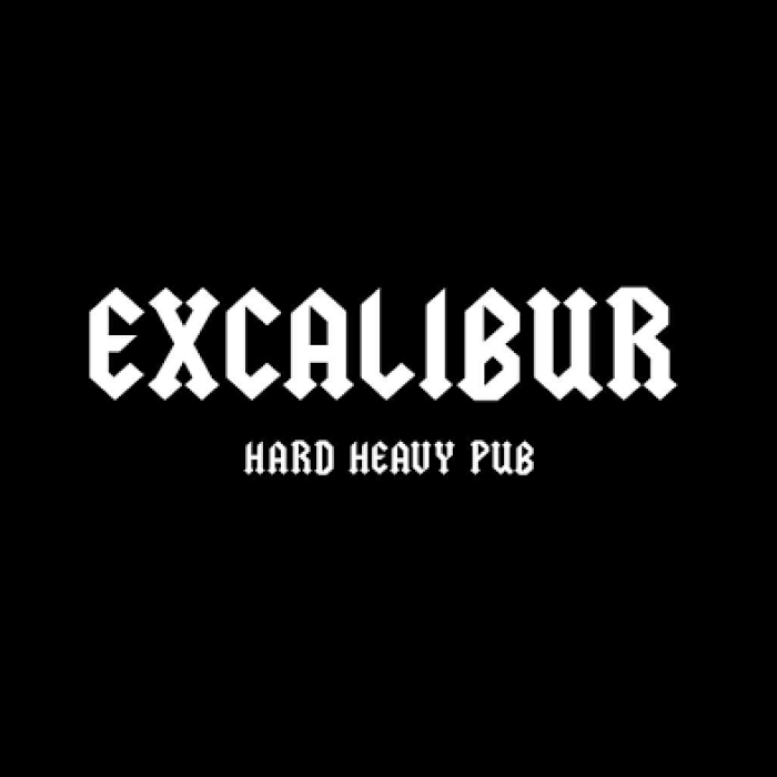 Fondo negro y en el centro con tipografía estilo motorista "Excalibur" y debajo con menor tamaño "Hard heavy pub"