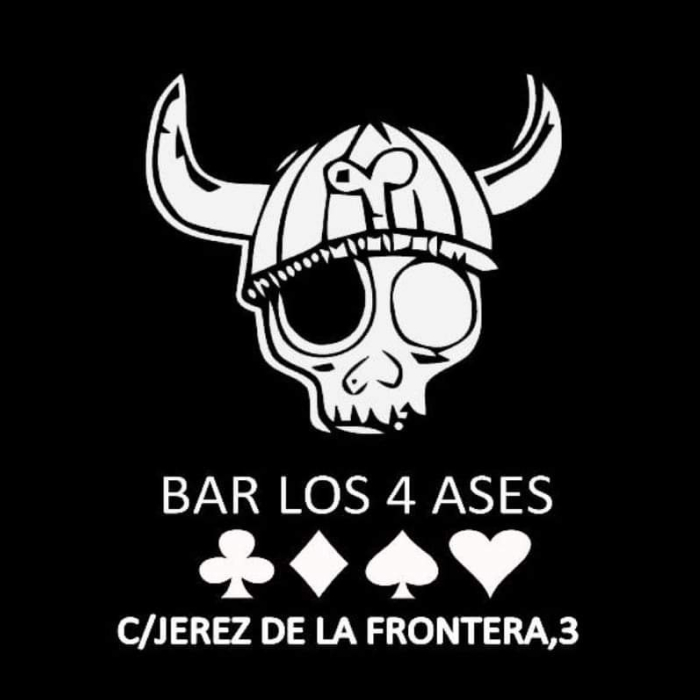 La imagen muestra un logotipo en blanco y negro para "Bar Los 4 Ases". El diseño del logotipo es una combinación de un cráneo estilizado con cuernos, que lleva un casco vikingo con el número cuatro y los símbolos de los palos de las cartas de juego (picas, tréboles, diamantes y corazones). El cráneo tiene un aspecto lúdico y un poco rebelde, lo que podría sugerir que el bar tiene un ambiente relajado y posiblemente se asocie con la cultura del rock o de los motociclistas.  La dirección "C/Jerez de la Frontera, 3" está escrita debajo del logotipo, indicando la ubicación del establecimiento. El uso de la imaginería de las cartas podría implicar que el bar tiene juegos de cartas disponibles o que tiene una temática de casino. El diseño es simple pero llamativo, y probablemente fue elegido para atraer a una clientela que disfruta de un ambiente informal y tal vez alternativo.