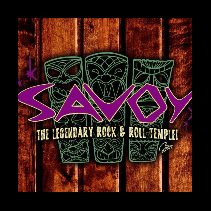 La imagen muestra un logotipo vibrante y colorido que probablemente sea de un lugar de música en vivo, denominado "SAVOY". Este nombre aparece en el centro en grandes letras mayúsculas de un color púrpura eléctrico con bordes amarillos, creando un efecto neón que sugiere energía y vida nocturna. Debajo del nombre, hay un eslogan en un tipo de letra más pequeño que dice "THE LEGENDARY ROCK & ROLL TEMPLE!", lo que indica que el lugar se celebra como un punto de encuentro importante para los aficionados al rock and roll.  En la parte superior de la imagen, hay tres tiki totems estilizados, iluminados con un resplandor verde neón que se destaca sobre un fondo de madera oscura, lo que les da una presencia casi mística. Estos totems tienen expresiones exageradas y caricaturescas, que van desde lo amenazante hasta lo alegre, lo que podría indicar una atmósfera lúdica y tal vez exótica del lugar. El fondo de madera sugiere un ambiente rústico, tal vez reflejando la estética de un pub tradicional o un bar de rock.  La combinación de los elementos tiki con el tema del rock and roll es inusual y crea un contraste interesante que podría atraer a una clientela en busca de una experiencia única. El uso de colores vibrantes y neón en el diseño evoca la energía y el espíritu rebelde asociados con la música rock. En conjunto, la imagen promete una experiencia de entretenimiento distintiva y memorable, posiblemente con música en vivo y una decoración temática que hace honor a su eslogan.