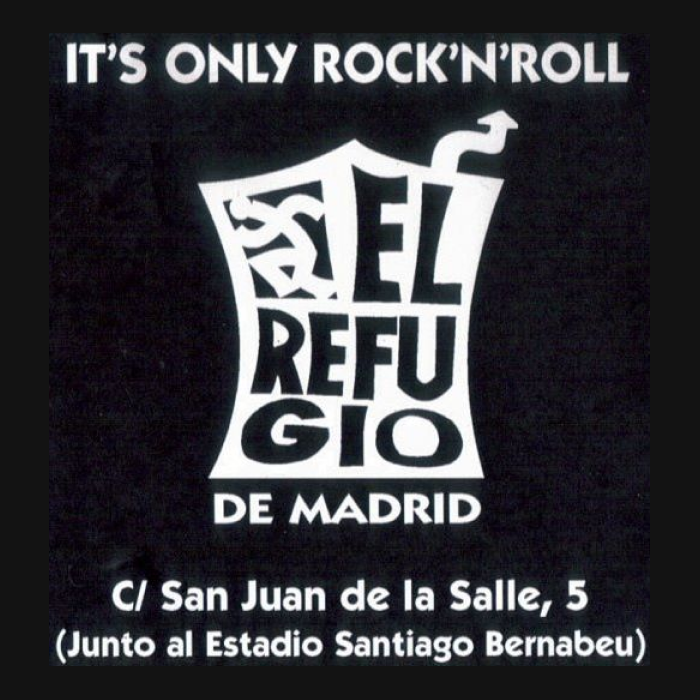 La imagen muestra un anuncio en blanco y negro para un lugar llamado "El Refugio de Madrid". En la parte superior del anuncio, en un tipo de letra más pequeño y casual, se lee "IT'S ONLY ROCK'N'ROLL", lo que sugiere una conexión con la música rock. El nombre "El Refugio" está en el centro de la imagen en letras grandes y en negrita dentro de lo que parece ser la silueta de una corona o un escudo, con un estilo que puede hacer referencia a un ambiente de rock clásico o un lugar de reunión musical.  Debajo de la silueta de la corona, en letras más pequeñas pero aún destacadas, se lee "DE MADRID", completando el nombre del lugar. La información adicional está en la parte inferior del anuncio y proporciona la dirección "C/ San Juan de la Salle, 5 (Junto al Estadio Santiago Bernabéu)", que indica la ubicación física del establecimiento, cerca del famoso estadio de fútbol en Madrid.  El diseño general tiene un aire de sencillez y contraste que atraería a los aficionados del rock and roll y podría indicar que el lugar es un bar o club dedicado a este género musical.