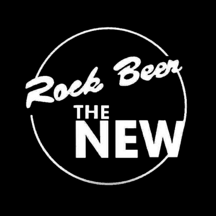 fondo negro y logo circular con contorno blanco fino y dentro del circulo con tipografía parecida a hard rock coffee en diagonal ascendente "Rock beer" y en una tipografía sans debajo y en horizontal "the New"