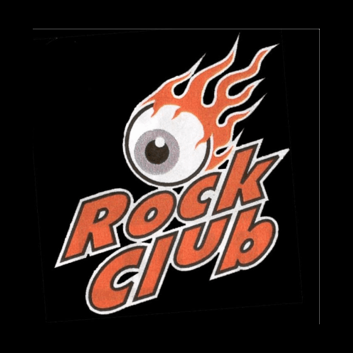 La imagen muestra un logotipo dinámico y llamativo que representa probablemente a un establecimiento o evento relacionado con la música rock. En primer plano, aparece el texto "Rock Club" en letras grandes y en negrita con un efecto tridimensional, pintadas en un gradiente de naranja a rojo, lo que les da un aspecto ardiente. Sobre las letras, hay un ojo estilizado con llamas alrededor, sugiriendo pasión y energía, temas a menudo asociados con la música rock. El ojo también podría interpretarse como un símbolo de vigilancia o una metáfora de la visión y percepción profundas que la música puede inspirar. El fondo es negro, lo que hace que el diseño en llamas y el ojo resalten con más intensidad. El estilo general del logotipo es vibrante y enérgico, resonando con la cultura del rock y su énfasis en la libertad de expresión y la intensidad emocional.