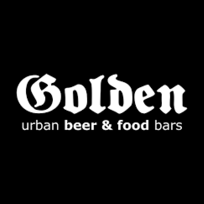 La imagen presenta un logotipo con la palabra "Golden" escrita en una tipografía estilizada y ornamentada. La fuente utilizada para "Golden" es elaborada, con volutas, lo que podría sugerir un sentido de tradición o estética vintage. Debajo de la palabra principal, hay un eslogan "urban beer & food bars" en una fuente mucho más simple y sin serifa. Este contraste en los estilos de fuente podría usarse para transmitir una mezcla de encanto clásico con sensibilidades urbanas modernas. El logotipo es monocromático, con el texto en blanco sobre un fondo negro, lo que proporciona un aspecto clásico y versátil que podría ser fácilmente reconocible. Este diseño probablemente tiene la intención de ser sofisticado pero accesible, con el objetivo de atraer a una clientela interesada en una experiencia de comedor y bebida urbana y de moda.