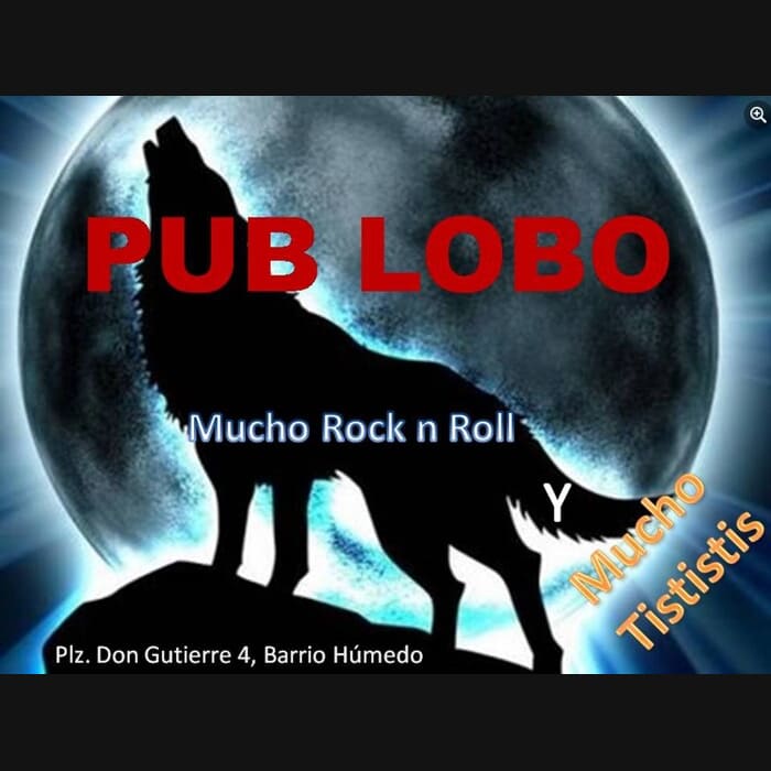 La imagen muestra un diseño gráfico promocional para el "Pub Lobo", un bar temático centrado en el rock and roll, ubicado en la Plaza Don Gutierre 4, en el Barrio Húmedo. El diseño presenta una silueta de un lobo aullando, colocada dramáticamente contra un fondo que muestra una luna llena luminosa y detallada, evocando una atmósfera misteriosa y nocturna. Sobre esta imagen, en el centro, destaca el nombre "PUB LOBO" en letras grandes y en color rojo, resaltando sobre el fondo oscuro. Bajo el nombre, la frase "Mucho Rock n Roll" y "Y Mucho Tistitis" se añade en un tamaño de letra menor, promocionando la vibrante experiencia musical y social que ofrece el pub. Este diseño captura la esencia de un ambiente animado y temáticamente rico, ideal para atraer a entusiastas del rock y visitantes en busca de una experiencia de vida nocturna única.