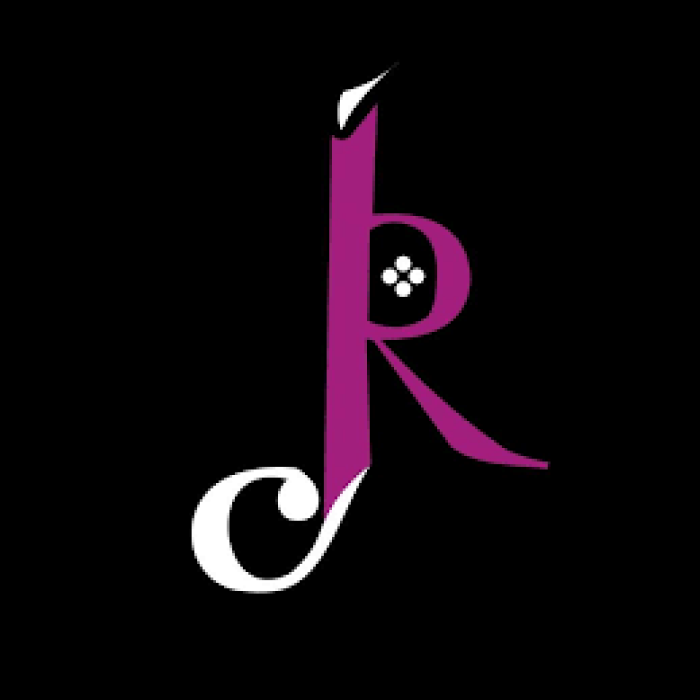 Logo formando una nota musican con una "c" blanca formando la cabeza de la nota y el cuerpo lo forma una "R" rosa, dentro del espacio de la R hay un simbolo de 4 redondas formando un rombo blanco