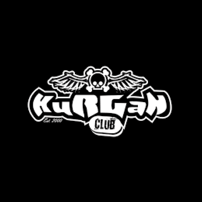 Fondo negro y en el centro tiene un logo parecida a la estetica el niño arriba tiene el contorno de una calavera con alas de angel. debajo tiene un lettering tipico de los 2000's "Kurgan" y debajo en pequeño y rodeado por un ovalo "club"