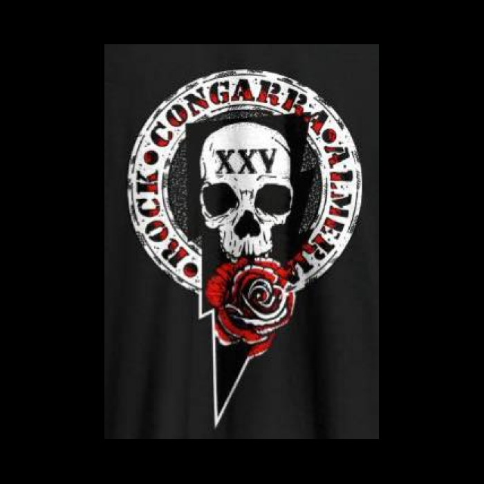 Logo circular con una calavera blanca en el centro con "xxv" escrito en la frente y la calavera tiene una rosa roja en la boca. Bajo la calavera hay un rayo negro de 6 puntas y debajo hay un circulo blanco desgastado, y hay escrito con una tipografía serif "ROCK CONGARRA ALMERIA" de color rojas y negras, bajo esto hay un fondo negro