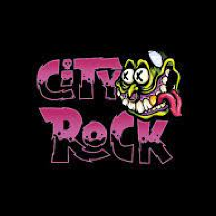 Fondo negro con tipografía display "CITY ROCK" mitad de la letra rosa y mitad negra y al lado de la palabra city hay una cara tipica de grafiteros con la cara desfigurada por viento piel verde una gorra negra y blanca los ojos bien grandes y abierdos con una x donde las pupilas y la boca enseña todo los dientes que son grandes y agrietados y tiene un diente de oro y por el mismo lado sale la lengua grande y puntiaguda