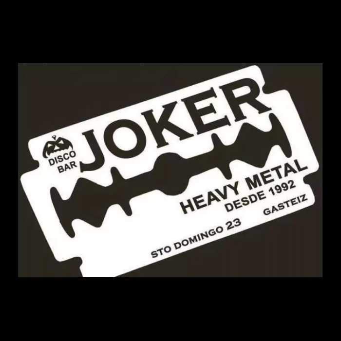 La imagen muestra un logotipo creativo que parece estar diseñado para un bar con temática de heavy metal llamado "JOKER". La palabra "JOKER" es prominente en el centro del logotipo, con una tipografía gruesa y pesada que sugiere fuerza y robustez, características a menudo asociadas con la música heavy metal.  La frase "HEAVY METAL DESDE 1992" indica que el bar ha estado operando desde ese año y se especializa en la música heavy metal, lo que sugiere una larga tradición y compromiso con ese género musical.  En la parte inferior del logotipo, se ofrece información adicional, "STO DOMINGO 23 - GASTEIZ", que probablemente sea la dirección del bar en Vitoria-Gasteiz, la capital de la provincia de Álava en el País Vasco, España.  El diseño general del logotipo, con su fondo negro y letras en blanco, crea un fuerte contraste visual que es llamativo y fácil de leer, lo que sería eficaz para la señalización o la marca del bar. La estética en general captura el espíritu del heavy metal y podría atraer a fanáticos de la música y a quienes buscan una experiencia de bar temático.