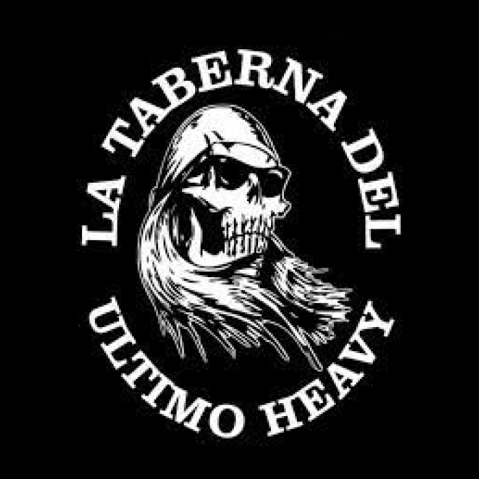 Fondo negro con logo circular letras que envuelven a una calavera motera con pelo largo bandana y gafas de solque está en el centro y las letras pone "La taberna del" " ultimo heavy"