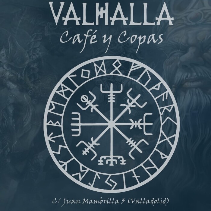 La imagen muestra un diseño gráfico para "Valhalla Café y Copas" situado en la calle Juan Mambrilla 3, Valladolid. En el centro de la imagen, se destaca un símbolo nórdico detallado, blanco sobre un fondo oscuro, representando una brújula vikinga o Vegvísir, que se utilizaba como guía para navegar. Este símbolo está rodeado de varias runas y otros iconos místicos nórdicos. El nombre "Valhalla" aparece en la parte superior con una tipografía que evoca un estilo rústico y antiguo, y debajo del símbolo, las palabras "Café y Copas" se presentan en un tipo de letra más simple. Al fondo, ligeramente visible, hay una imagen sombría de un rostro que podría ser interpretado como una figura vikinga o dios nórdico, lo que añade un aura de misterio y tradición al diseño. La combinación de elementos en la imagen crea una identidad visual fuerte y evocadora, ideal para un establecimiento que quiere reflejar una temática nórdica o vikinga.