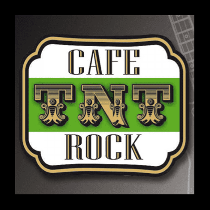 La imagen muestra un letrero con el nombre "CAFE TNT ROCK" en un estilo distintivo que evoca la cultura del rock. El diseño del texto es ornamentado, con las letras "TNT" destacadas en el centro en un tamaño más grande y con un estilo reminiscente de los viejos letreros de los años 70 u 80, lo que podría sugerir un ambiente retro dentro del café. Las letras son de color negro con sombras y detalles en dorado, lo que les otorga un aspecto lujoso y llamativo.  El fondo del letrero es de color verde vibrante, y el nombre está enmarcado por una orla blanca y negra que le da un aspecto de placa clásica. Este tipo de marco podría asociarse con la insignia de un establecimiento de larga tradición o de prestigio en la comunidad del rock.  El uso de la palabra "ROCK" en la parte inferior enfatiza la temática musical del lugar, y el diseño en general sugiere que el café podría ser un espacio donde se celebra la música rock, posiblemente con decoración temática o música en vivo que refleje este género. El estilo y colores del letrero están en sintonía con los elementos tradicionales del rock, lo que podría atraer a fanáticos del género y crear un ambiente acogedor para la socialización y disfrute de la música.