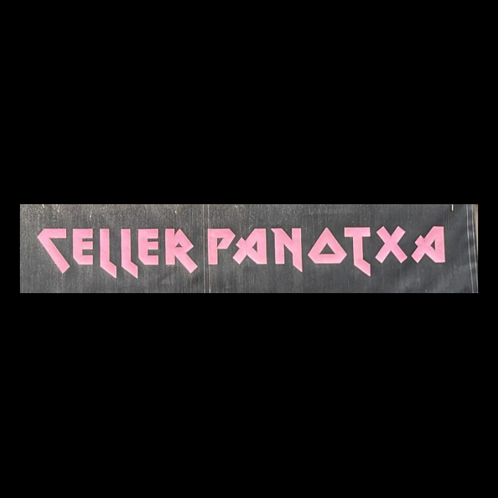 La imagen muestra un letrero con el nombre "CELLER PANOTXA" en letras mayúsculas. El texto está en una tipografía angulosa y geométrica con un estilo moderno, y está coloreado en un tono rosa sobre un fondo que parece ser de madera oscura con vetas visibles, lo que proporciona un contraste rústico y contemporáneo.  El uso de la palabra "Celler" sugiere que puede tratarse de un establecimiento relacionado con el vino o una bodega, ya que en algunos idiomas, como el catalán, "celler" significa bodega. El nombre "Panotxa" no es inmediatamente reconocible y puede ser un nombre propio o una referencia cultural o local específica.  El diseño y la elección de colores podrían apuntar a un establecimiento que busca presentar una mezcla de tradición con un toque moderno, quizás un bar de vinos o un restaurante que desea atraer a una clientela que aprecia la combinación de lo clásico y lo contemporáneo. El letrero es sencillo pero llamativo, adecuado para captar la atención de transeúntes y posibles clientes.