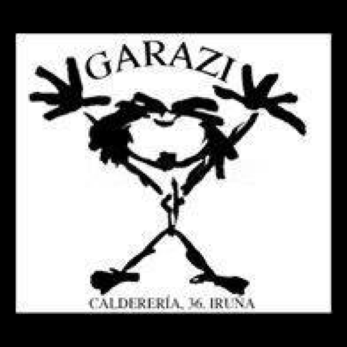 La imagen presenta un logotipo con un estilo gráfico que parece estar inspirado en el arte callejero o en el dibujo a mano alzada. El nombre "GARAZI" está en la parte superior en letras grandes y audaces. Debajo del nombre, hay una caricatura estilizada y simplificada de una figura con los brazos levantados en una pose de celebración o alegría. La figura tiene una cabeza grande con un peinado despeinado, y su cuerpo y brazos parecen estar formados por líneas gruesas y sinuosas, lo que da un toque de informalidad y diversión.  En la parte inferior, aparece la dirección "CALDERERÍA, 14. IRUÑA", que proporciona la ubicación del establecimiento, presumiblemente en la ciudad de Pamplona (Iruña en euskera), Navarra. La tipografía de la dirección es más pequeña y sencilla en comparación con el nombre principal, lo que permite un fácil reconocimiento de los detalles de ubicación.  El diseño general del logotipo es llamativo pero sencillo, lo que sugiere que "GARAZI" podría ser un lugar amigable y accesible, como un bar o café, que tal vez quiera proyectar un ambiente relajado y acogedor. El uso de una única figura central como foco visual crea una imagen memorable que puede resonar con los clientes habituales y atraer a nuevos visitantes.