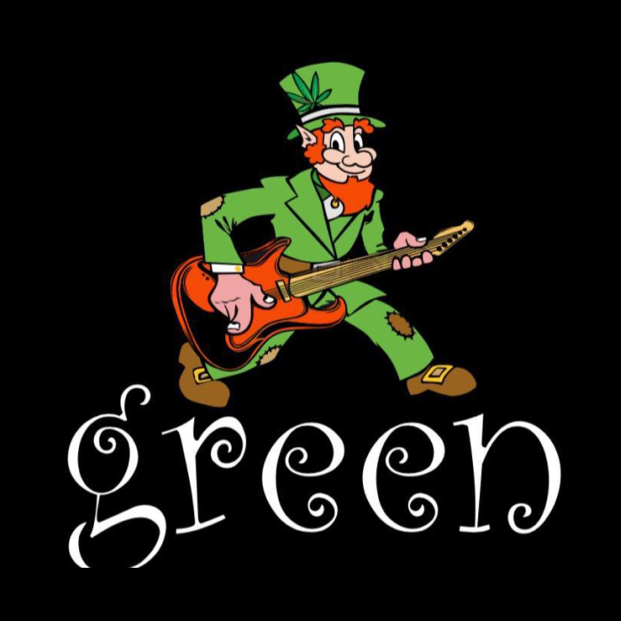 La imagen muestra una caricatura de un leprechaun o duende irlandés, vestido con un traje verde y sombrero a juego, tocando una guitarra eléctrica de color rojo. El leprechaun tiene una expresión alegre y está en una pose dinámica que sugiere que está tocando enérgicamente el instrumento.  Debajo del dibujo, la palabra "Green" está escrita con letras mayúsculas cursivas y elegantes en color blanco, contrastando con el fondo negro de la imagen. El estilo de la tipografía es clásico y con adornos, lo que añade un toque de sofisticación al diseño.  El conjunto de la imagen transmite un ambiente festivo y podría estar asociado con un pub irlandés, un festival de música, o un evento temático relacionado con la cultura irlandesa, dado el simbolismo típico del leprechaun y el color verde.