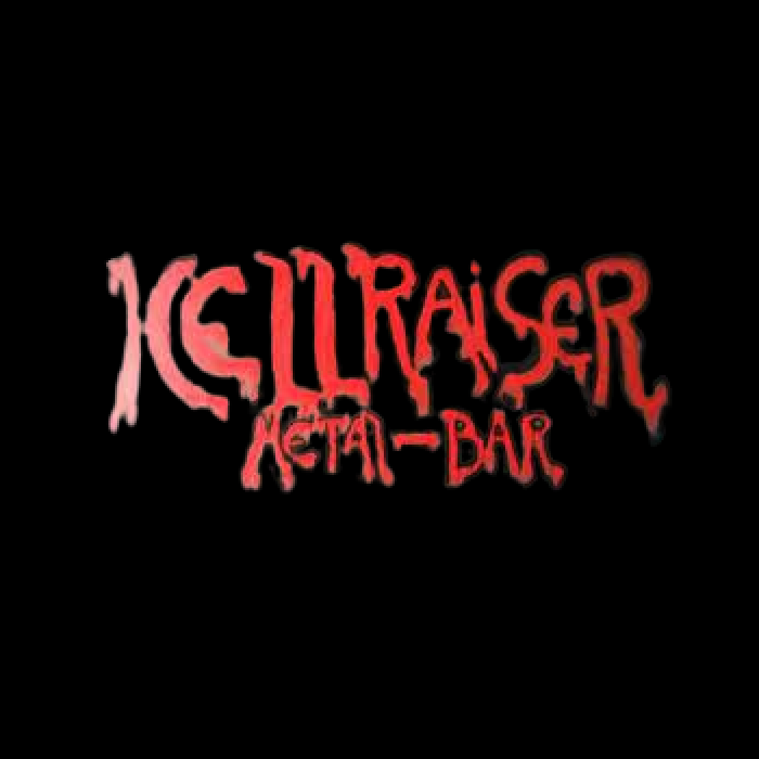 Fondo negro y en el centro con un lettering con letras que simulan que estan escritas con sangre " Hellraiser" y debajo más pequeño "Metal-bar"