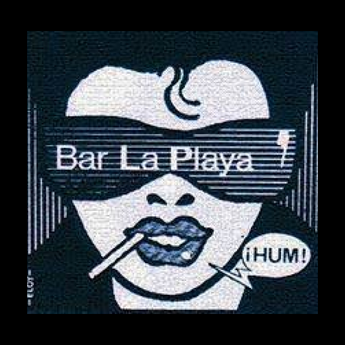 Hay una imagen de una chica con gafas de sol y dentro de las gafas hay escrito "bar la playa"  y con un cigarro en la boca y hay un bocadillo de habla donde pone "¡HUM!"