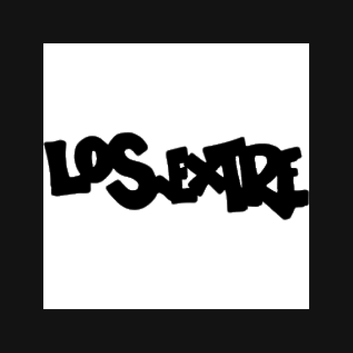 La imagen muestra el texto "LOS EXTRE" en letras mayúsculas y negras con un diseño de graffiti o arte callejero. Las letras tienen un contorno irregular y aspecto anguloso, que les da un efecto dinámico y urbano. El estilo de la tipografía sugiere energía y movimiento, y podría asociarse con la cultura juvenil, la música, o el arte urbano contemporáneo. El fondo de la imagen es blanco, lo que hace que el texto resalte claramente. Este tipo de diseño se ve a menudo en logos de bandas, marcas de ropa urbana o decoración relacionada con la cultura del skate y el hip-hop.