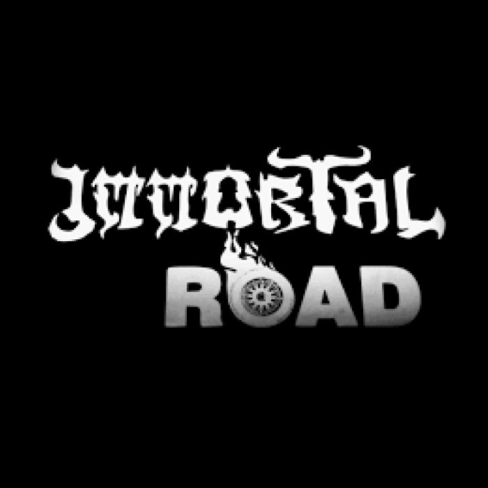 La imagen muestra un logotipo con la palabra "IMMORTAL" en la parte superior con una tipografía que recuerda al estilo de letras utilizado en los logotipos de bandas de metal, caracterizado por bordes puntiagudos y una sensación de movimiento. Debajo, el texto "ROAD" aparece en una tipografía más convencional y sólida. Entre las dos palabras, hay un ícono que parece ser una rueda o un engranaje con una llama en el centro, lo que podría simbolizar la velocidad, la energía y la pasión.  El uso del blanco sobre un fondo negro da al logotipo un contraste fuerte y hace que sea llamativo y fácilmente reconocible. El diseño del logotipo sugiere que podría ser para un bar temático, un club de motociclistas, un local de música en vivo, o quizás una marca relacionada con el estilo de vida de carretera o motociclismo.  El nombre "Immortal Road" evoca la idea de un viaje sin fin o una aventura eterna, lo que puede resonar con un público que valora la libertad y la exploración. El diseño general del logotipo transmite fuerza y durabilidad, y podría atraer a aquellos interesados en una cultura que celebra la resistencia y la rebeldía.