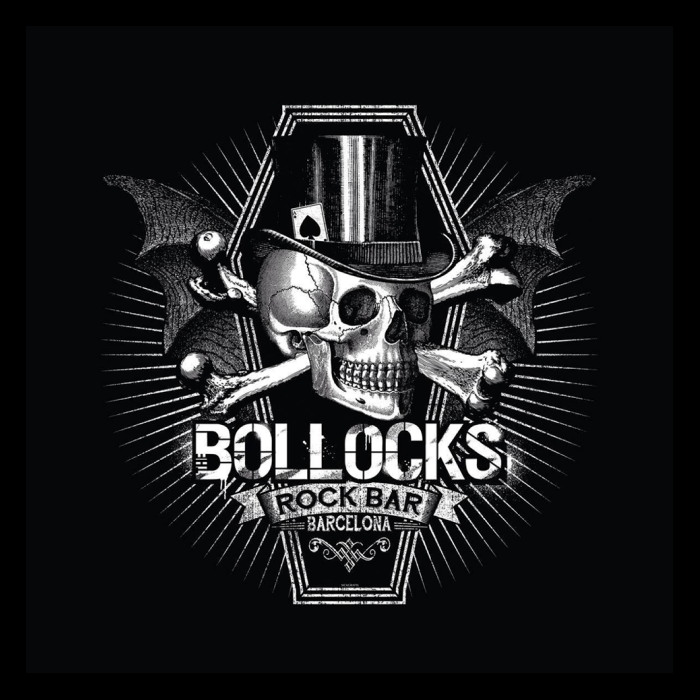 Logo circular con un ataud con alas de murcielago en el centro y una calavera con un sombrero y as de picas. Debajo de la calavera hay escrito con tipografia sans display "BOLLOCKS" "rock bar" "Barcelona" y debajo una floritura. Debajo del ataud hay un circulo formado por lineas