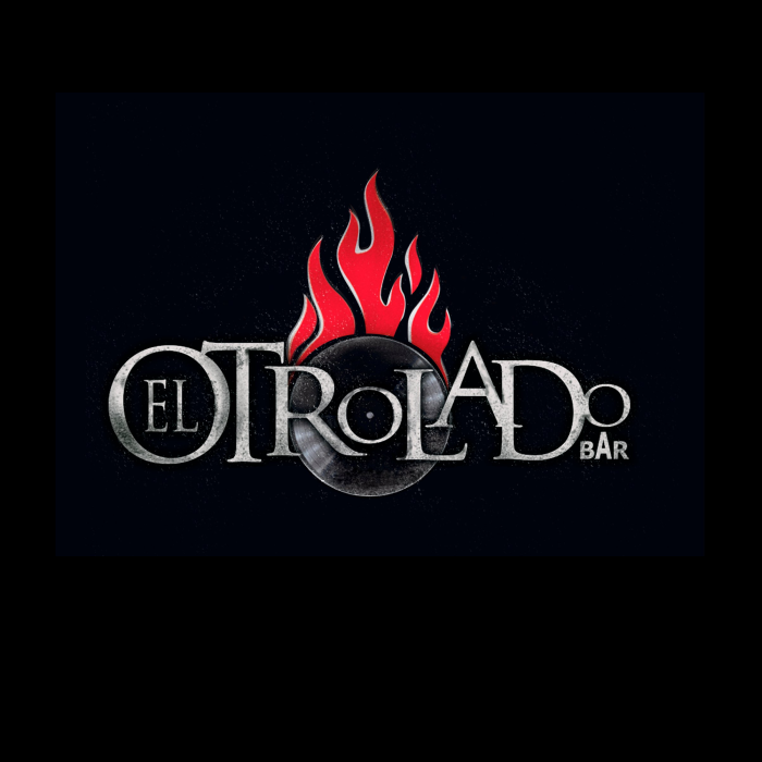 La imagen muestra un logotipo sofisticado para "El Otro Lado Bar". El nombre está estilizado con una tipografía elegante y moderna en color plateado que refleja una estética pulida y contemporánea. La "O" en "OTRO" está destacada por un ícono de una llama en rojo y amarillo, lo que le da un toque de energía y pasión al diseño.  El ícono de la llama podría simbolizar calor, vida, y actividad, lo que es apropiado para un bar que puede ser un lugar de encuentro vibrante y lleno de energía. La combinación de la fuente elegante y el ícono de la llama sugiere que el bar podría ofrecer una atmósfera tanto acogedora como animada, posiblemente con una decoración moderna y una selección de bebidas que atraiga a un público joven y dinámico.  El fondo negro del logotipo asegura que los elementos de diseño resalten, y el uso del término "Bar" en una fuente más pequeña y discreta debajo del nombre principal mantiene la atención en el nombre distintivo del establecimiento. El diseño general del logotipo es llamativo y probablemente eficaz para atraer la atención y la curiosidad de los clientes potenciales.