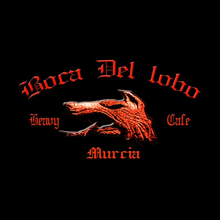 La imagen muestra un logotipo de aspecto feroz para un establecimiento llamado "Boca Del Lobo". El nombre está escrito en una tipografía gótica de color rojo, que se asocia a menudo con pasión, energía y, en algunos contextos, peligro.  Sobre el texto, hay una ilustración de la cabeza de un lobo con la boca abierta, dando la impresión de un aullido o un gruñido. El uso de un lobo como imagen central es significativo, ya que este animal a menudo simboliza la libertad, la fuerza y el misterio. El color rojo de la ilustración del lobo añade un elemento adicional de intensidad al diseño.  Debajo del nombre principal, las palabras "Heavy Cafe Murcia" indican que el lugar es un café en la ciudad de Murcia, y el adjetivo "Heavy" sugiere que el establecimiento podría estar relacionado con la música heavy metal o rock, o que tiene una atmósfera intensa y enérgica.  El fondo negro resalta el logotipo y la ilustración, lo que hace que el diseño sea más impactante y fácil de reconocer. Este tipo de logotipo atraería probablemente a un público que disfruta de la cultura del rock o del heavy metal, y que busca lugares con una identidad fuerte y distintiva.