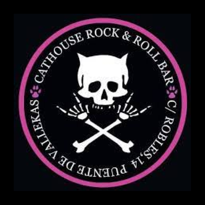 Logo circular con fondo negro, el circulo tiene un contorno rosado y dentro un contorno de letras separadas por unas huellas de gato rosas "Cathose rock & roll bar " " c/ robles.14 puente de vallekas" y en el centro hay una calavera con orejas de gato y debajo unos brazos huesudos cruzandose con los cuernos del metal.