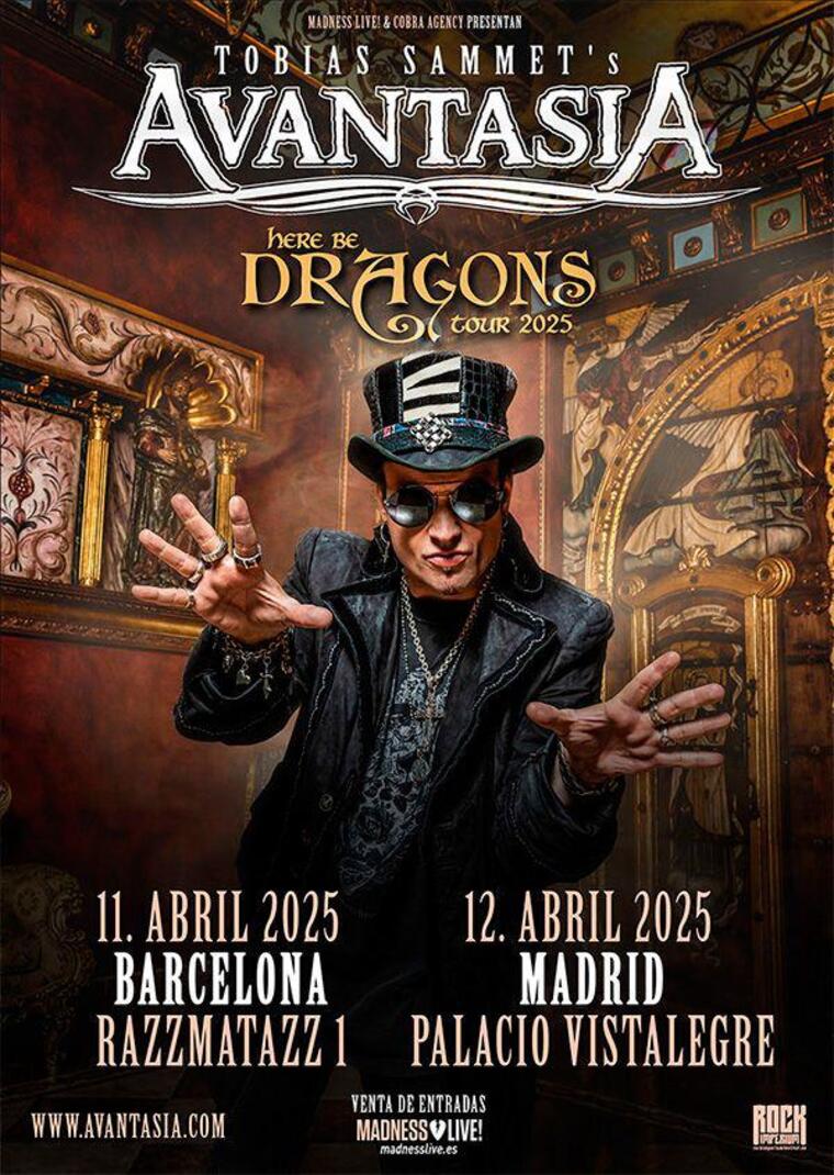 La imagen es un póster de la gira "Here Be Dragons" de Tobias Sammet's Avantasia para el año 2025. Presenta una fotografía estilizada de Tobias Sammet vestido con un traje negro y un sombrero adornado, extendiendo sus manos hacia la cámara en un gesto acogedor, con un fondo que emula un interior antiguo y lujoso, lleno de detalles dorados y arte barroco. Las fechas promocionadas incluyen actuaciones en Barcelona el 11 de abril y en Madrid el 12 de abril de 2025, con enlaces a la venta de entradas y el logo de la promotora Madness Live.