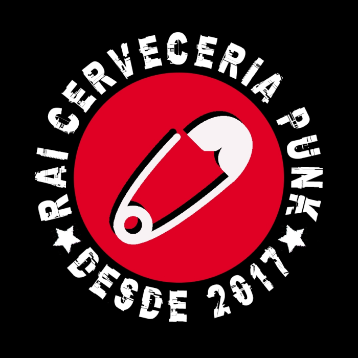 La imagen muestra un logotipo circular con un diseño gráfico que comunica una temática de música punk. El texto alrededor del borde dice "CERVECERÍA PUNK DESDE 2017", lo que indica que el establecimiento es una cervecería con una temática punk y que ha estado en operación desde el año 2017.  En el centro hay una imagen de un imperdible, que es un icono reconocido dentro de la cultura punk, simbolizando la estética DIY (hazlo tú mismo) y la actitud rebelde asociada con el movimiento punk. El imperdible está colocado sobre un fondo rojo, que contrasta con el texto y el contorno en blanco, creando un diseño llamativo y fácilmente identificable.  El uso del color rojo y la elección de un símbolo punk para el logotipo sugiere que la cervecería podría ser un lugar que promueve la música y la cultura punk, tal vez ofreciendo conciertos en vivo, una selección de cervezas artesanales y un ambiente que resuena con la comunidad punk y alternativa. El diseño del logotipo es simple pero efectivo en transmitir la identidad y el espíritu del establecimiento.